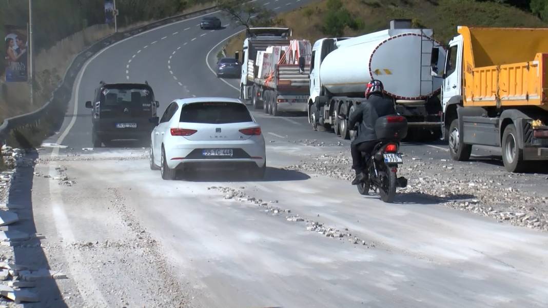 TIR’ın dorsesinden saçılan mermerler otoyolu felç etti 12
